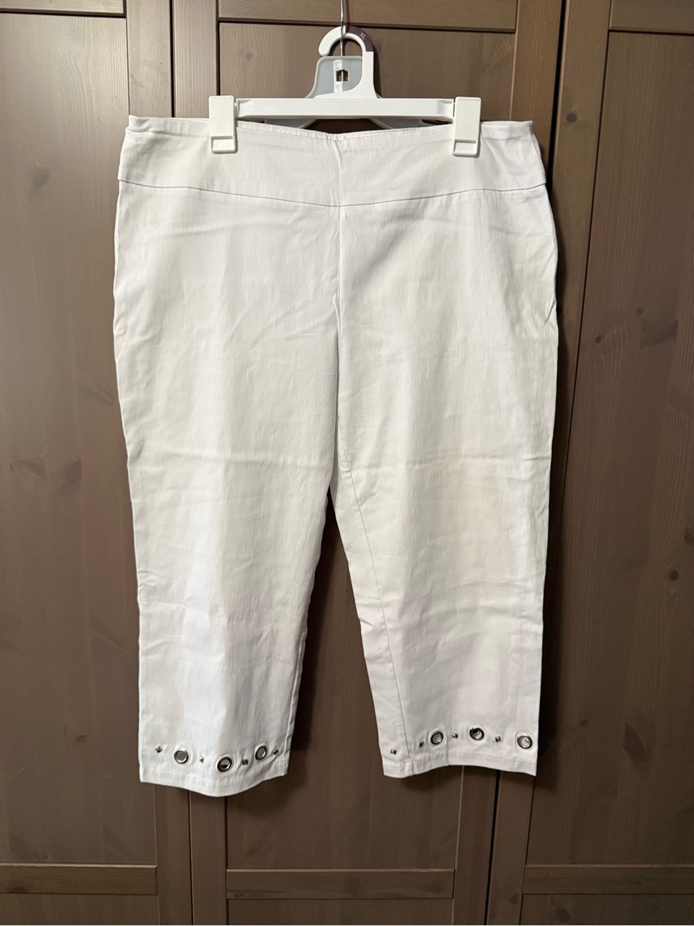 Zac & Rachel White Capri Pants with Grommet Hem